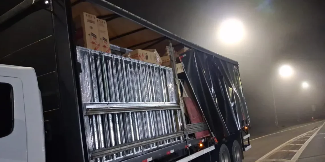Caminhão de Gravataí é flagrado com 150 mil maços de cigarros contrabandeados no Paraná