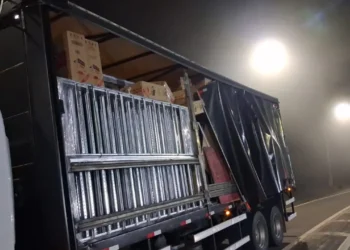 Caminhão de Gravataí é flagrado com 150 mil maços de cigarros contrabandeados no Paraná