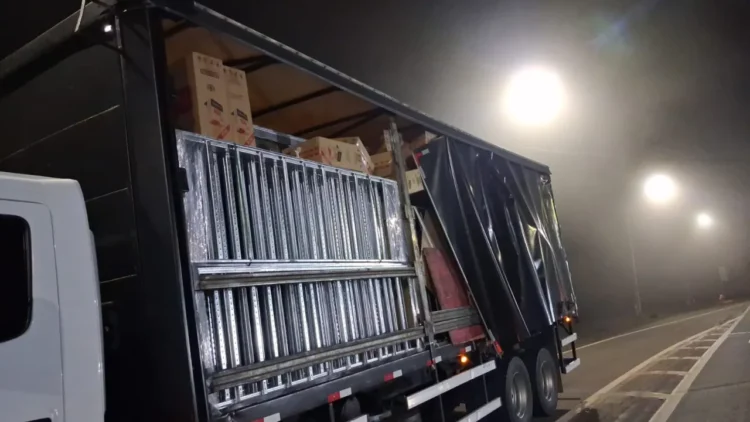 Caminhão de Gravataí é flagrado com 150 mil maços de cigarros contrabandeados no Paraná