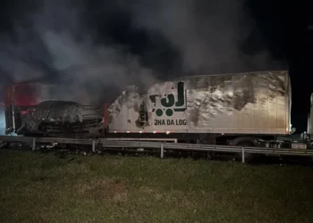 Incêndio destrói carreta carregada com eletrônicos na Freeway, em Gravataí