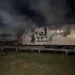 Incêndio destrói carreta carregada com eletrônicos na Freeway, em Gravataí