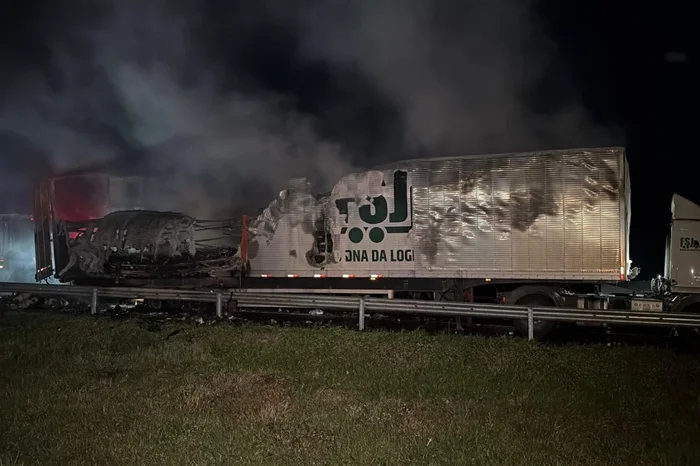 Incêndio destrói carreta carregada com eletrônicos na Freeway, em Gravataí