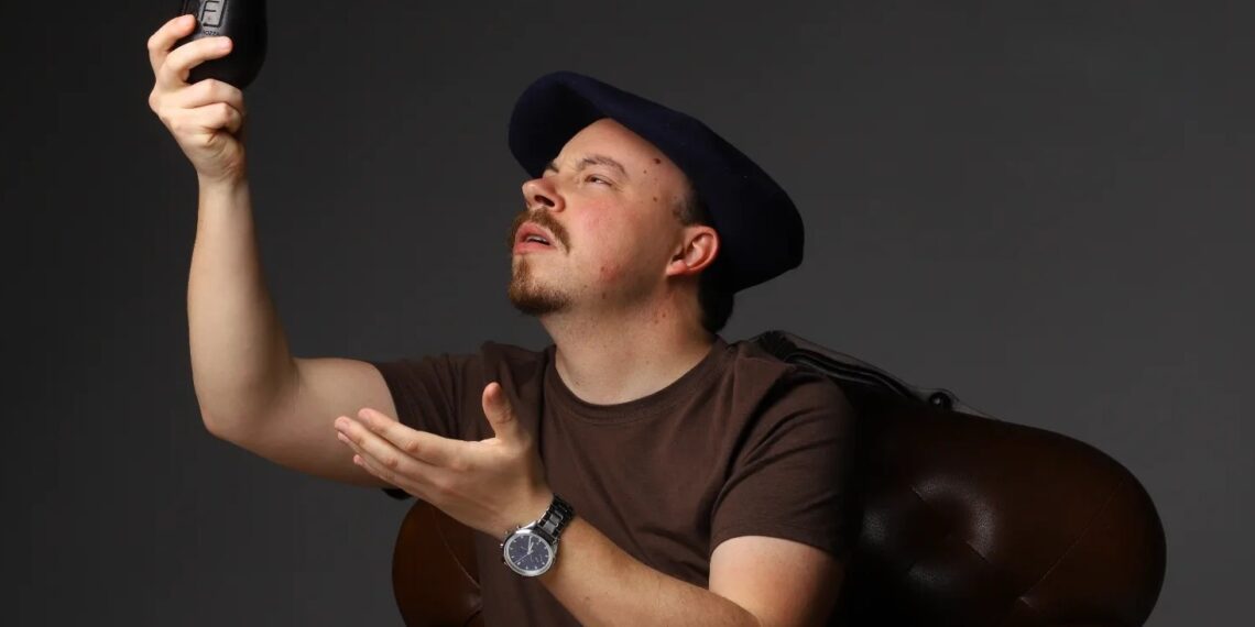 O humor de Augusto Boesche chega ao Teatro do Sesc Gravataí em outubro