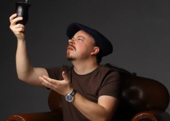 O humor de Augusto Boesche chega ao Teatro do Sesc Gravataí em outubro