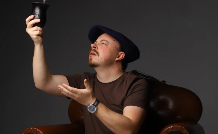 O humor de Augusto Boesche chega ao Teatro do Sesc Gravataí em outubro