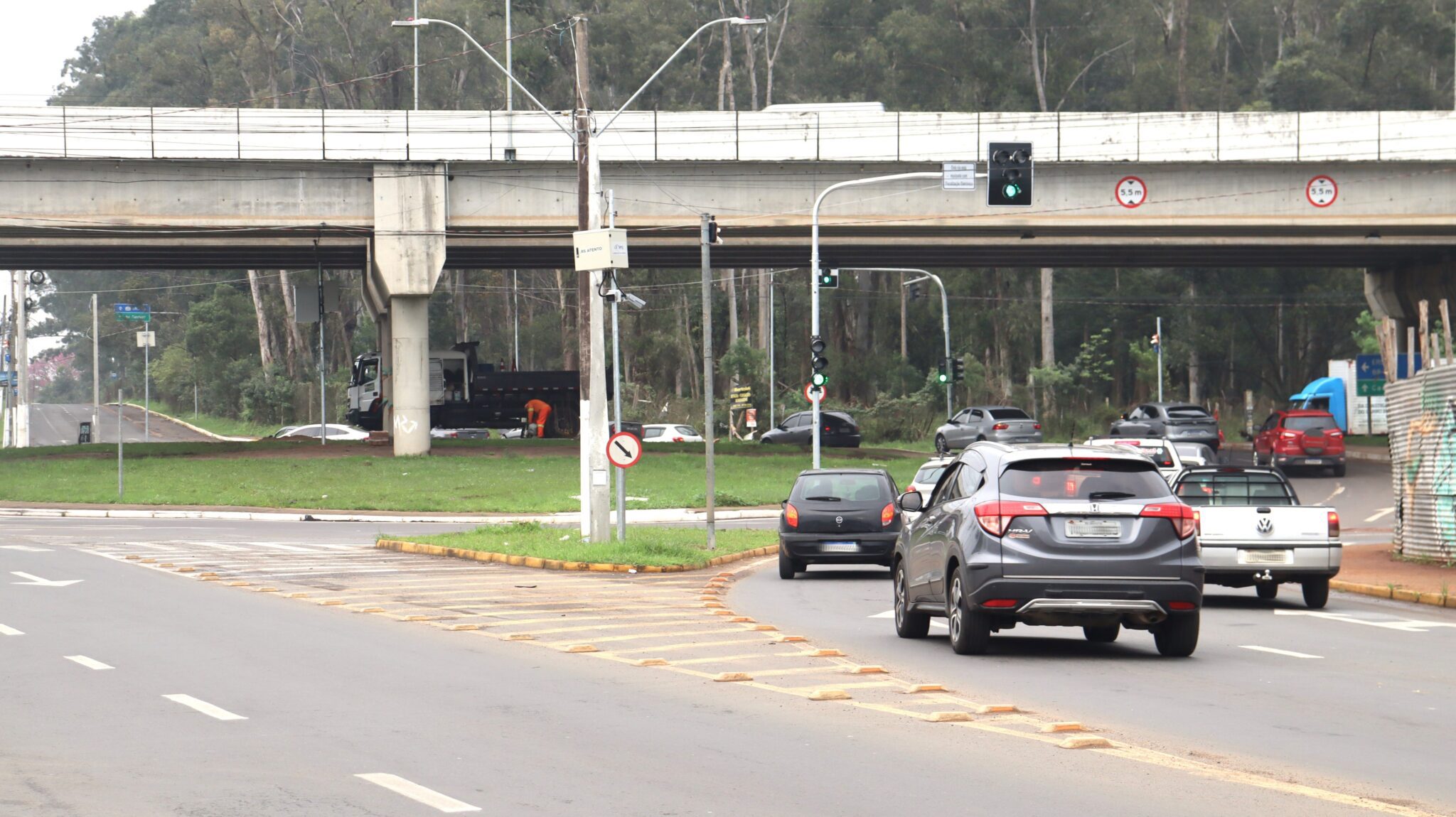 Gravataí testa inteligência artificial para melhorar fluxo de veículos na ERS-118