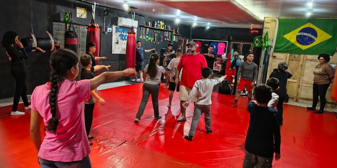 Projeto utiliza o boxe como base para ensinar disciplina, respeito, autocontrole e criar novas perspectivas para crianças e adolescentes de Gravataí