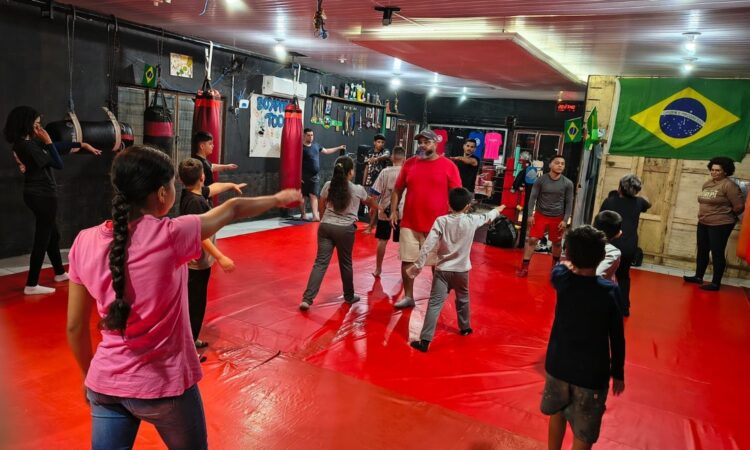 Projeto utiliza o boxe como base para ensinar disciplina, respeito, autocontrole e criar novas perspectivas para crianças e adolescentes de Gravataí