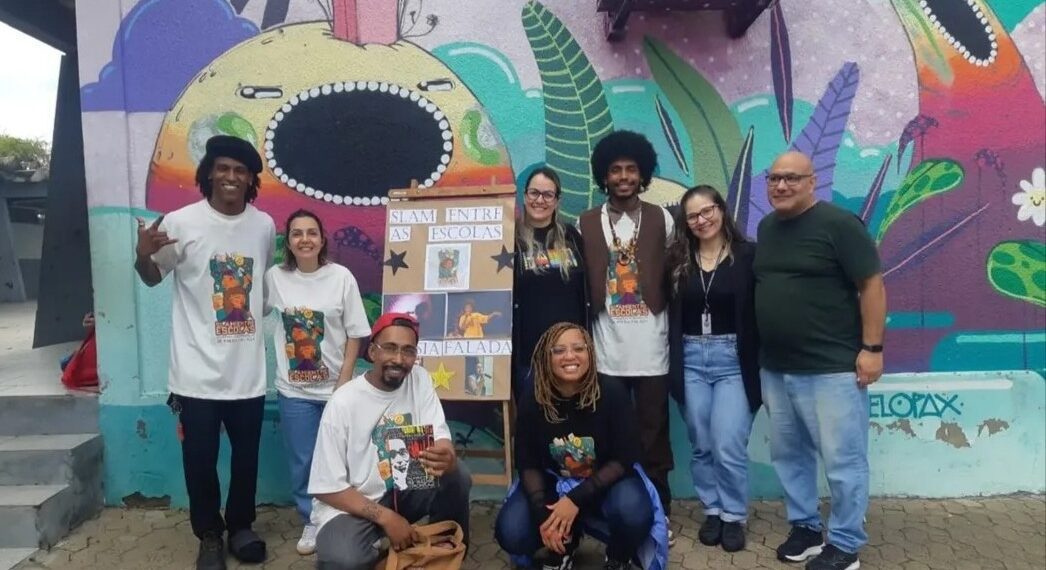 Escola de Gravataí recebe projeto cultural coordenado pelos slammers DKG Dekilograma e Poeta Desperta