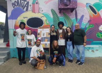 Escola de Gravataí recebe projeto cultural coordenado pelos slammers DKG Dekilograma e Poeta Desperta