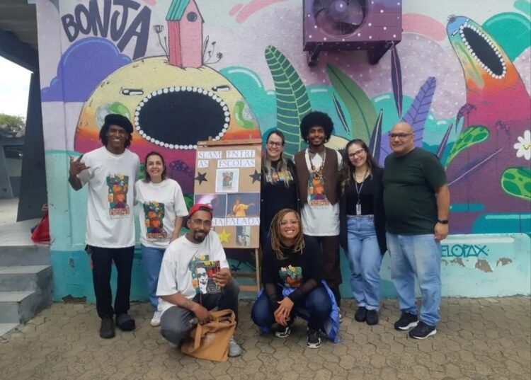 Escola de Gravataí recebe projeto cultural coordenado pelos slammers DKG Dekilograma e Poeta Desperta