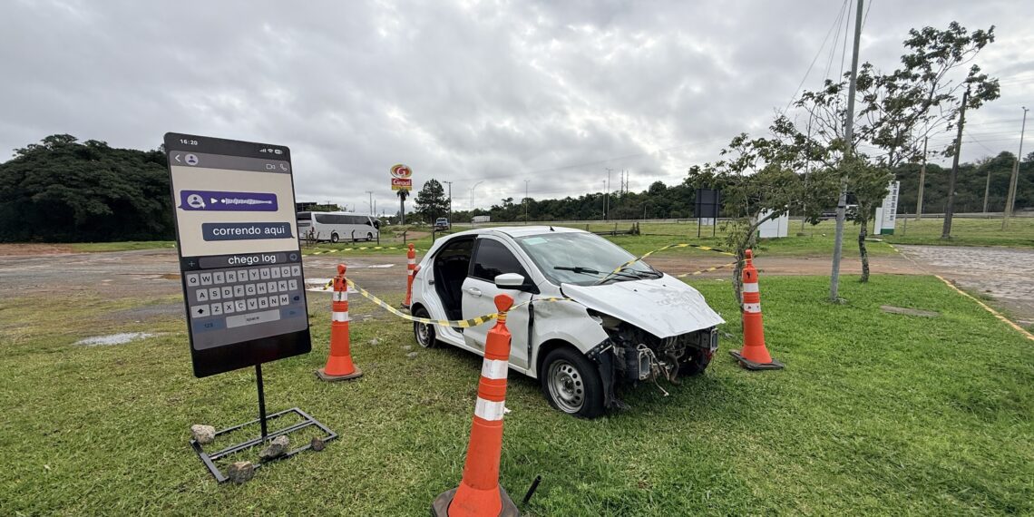 Campanha de conscientização: Cena que simula acidente é exposta na Freeway para alertar sobre riscos do uso do celular ao volante