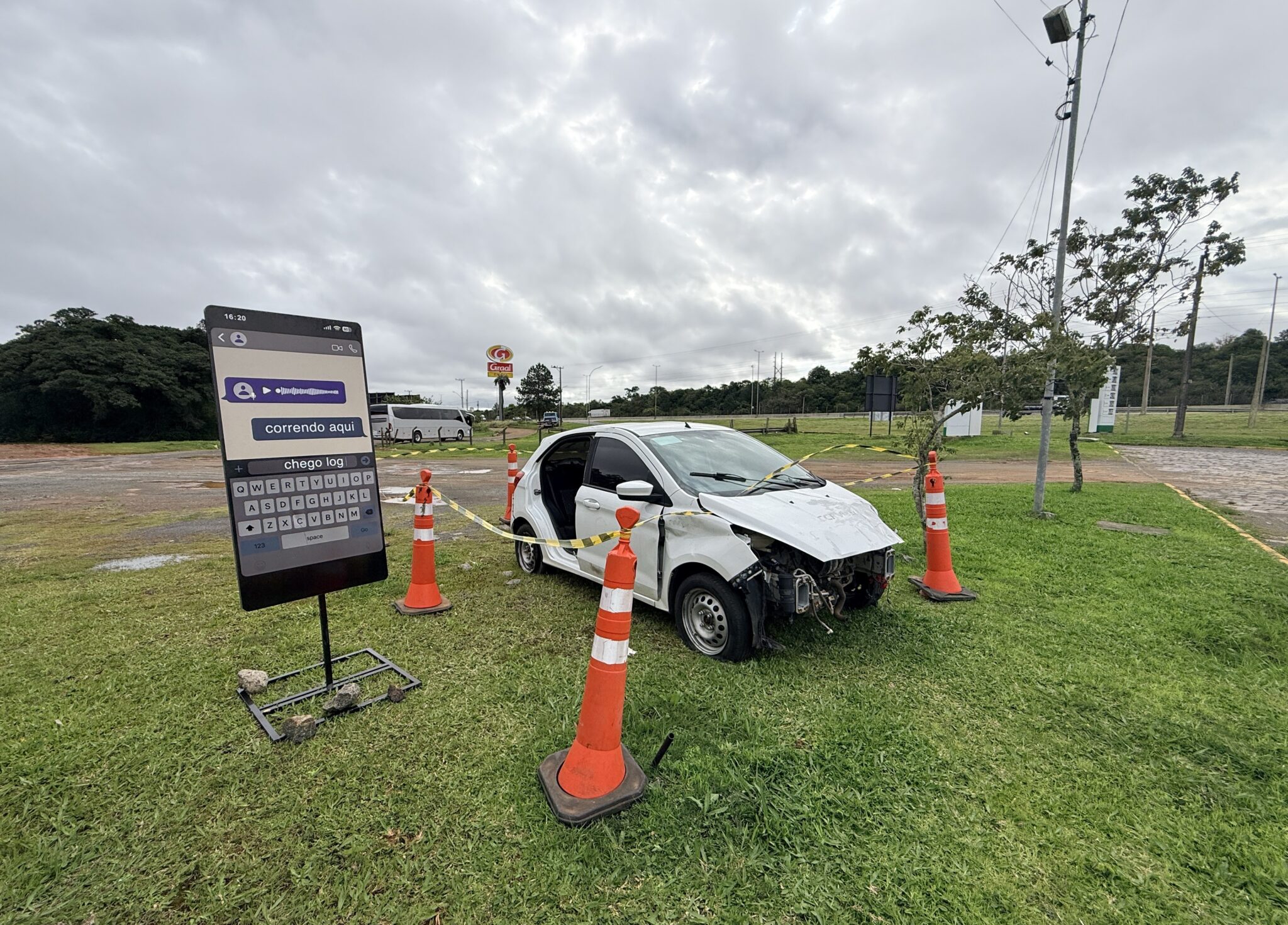 Campanha de conscientização: Cena que simula acidente é exposta na Freeway para alertar sobre riscos do uso do celular ao volante
