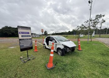 Campanha de conscientização: Cena que simula acidente é exposta na Freeway para alertar sobre riscos do uso do celular ao volante