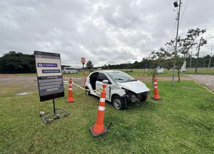 Campanha de conscientização: Cena que simula acidente é exposta na Freeway para alertar sobre riscos do uso do celular ao volante