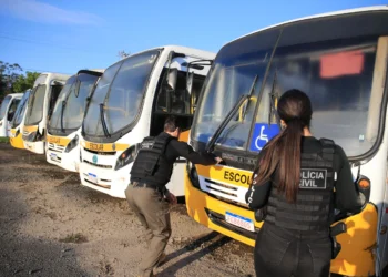 Protesto por salários atrasados reforçou suspeitas sobre ligação entre empresas investigadas no transporte escolar de Gravataí