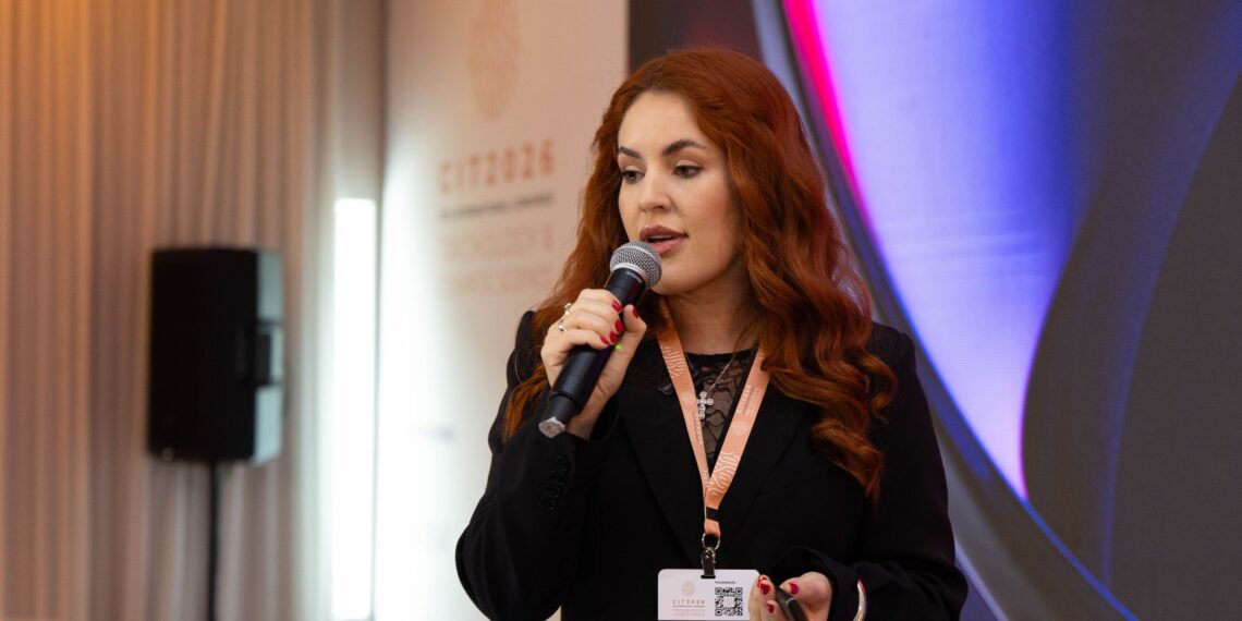 Biomédica e tricologista Viviane Fagundes palestra em congresso internacional em São Paulo