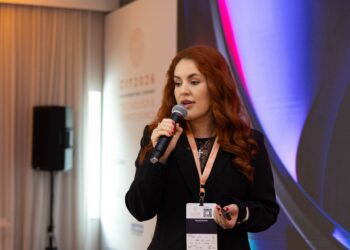 Biomédica e tricologista Viviane Fagundes palestra em congresso internacional em São Paulo