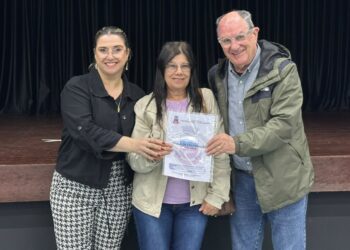 De patrimônio informal a imóvel regularizado: 68 famílias recebem títulos em Gravataí