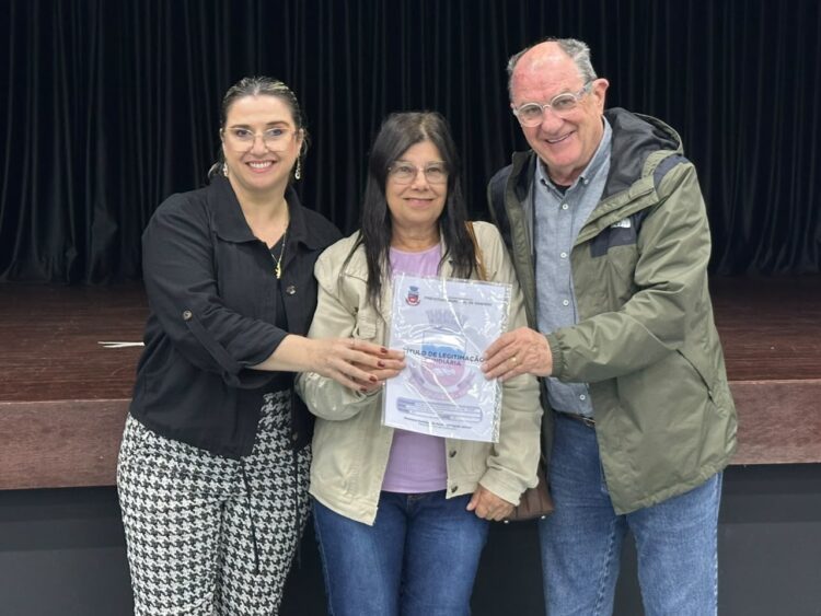 De patrimônio informal a imóvel regularizado: 68 famílias recebem títulos em Gravataí