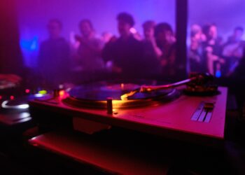 Saudade das antigas discotecas? Festa Túnel do Tempo relembra clássicos dos anos 70 aos 90 em Gravataí
