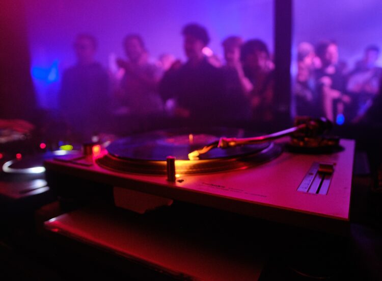 Saudade das antigas discotecas? Festa Túnel do Tempo relembra clássicos dos anos 70 aos 90 em Gravataí
