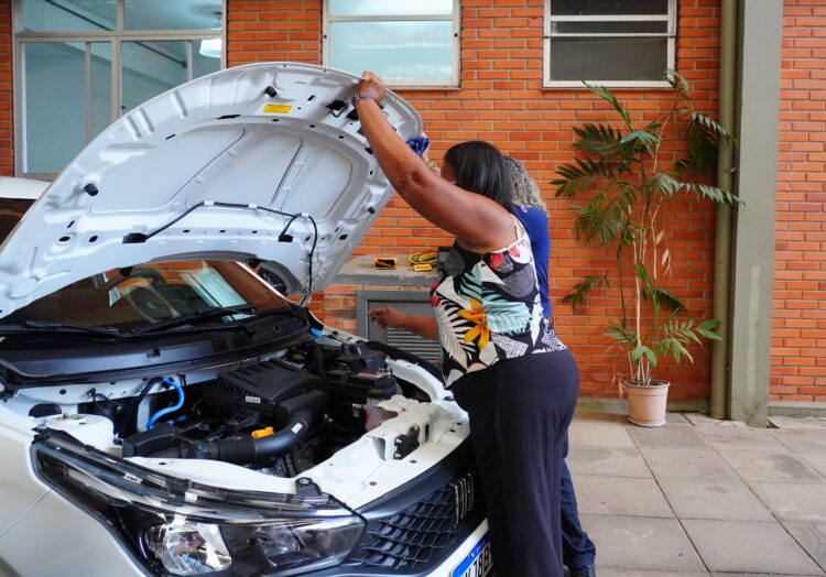 Voltado ao público feminino em Gravataí, workshop vai orientar alunas sobre a manutenção e o funcionamento de veículos