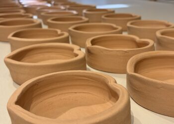 Em Gravataí, Espaço Colab promove edição do encontro “Entre Cores” com pinturas em cerâmica