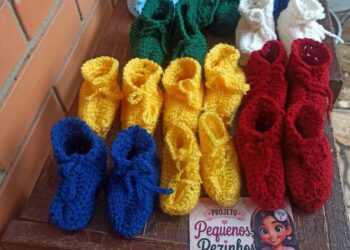 Projeto social criado em Gravataí destina sapatinhos de crochê e tricô para bebês em hospitais e ONGs