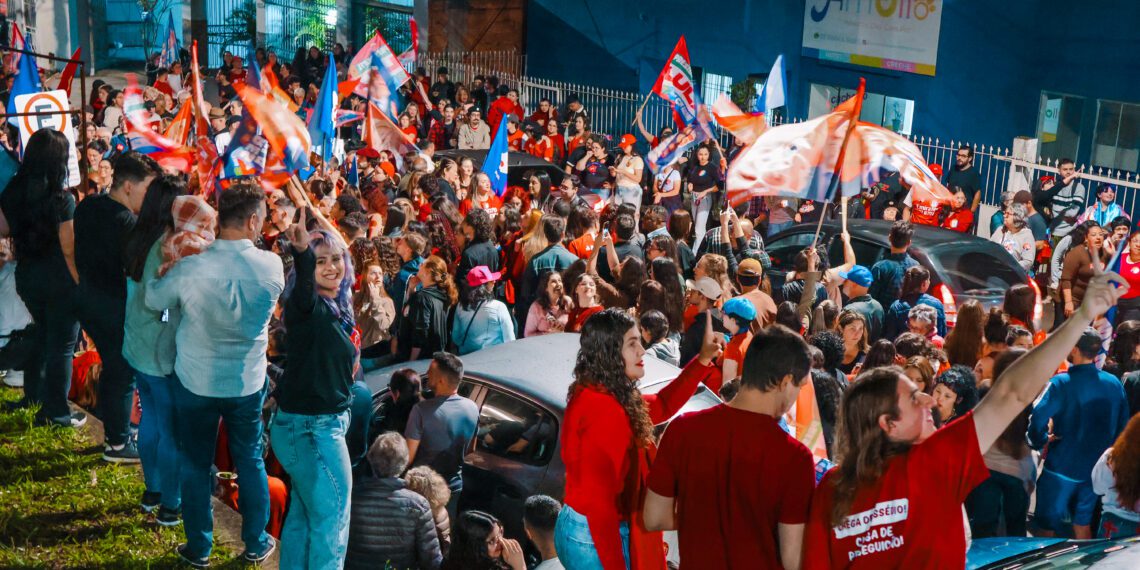 Apoiadores de Lula realizam ato político e caminhada pelas ruas de Gravataí