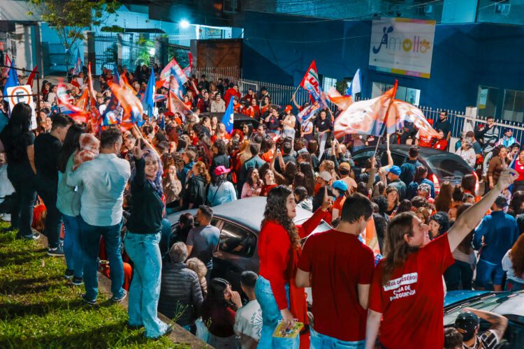 Apoiadores de Lula realizam ato político e caminhada pelas ruas de Gravataí