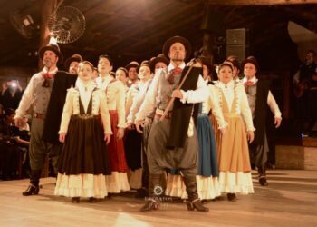 Com espetáculo que entrelaça história, destino, esperança e tradição, Invernada Veterana de Gravataí participa de festival em Santa Maria
